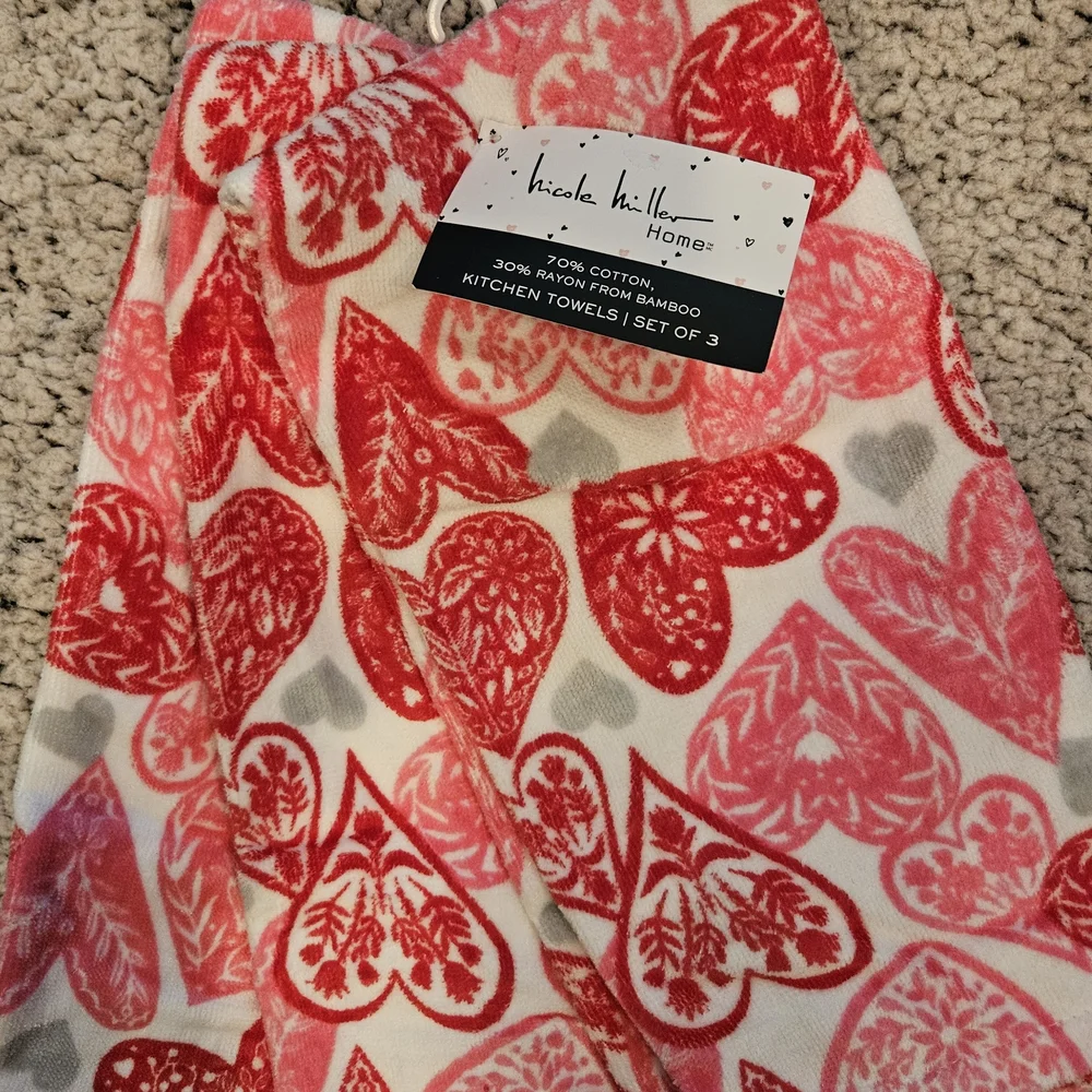 NWT Nicole Miller Red and Pink Heart Kitchen Towels